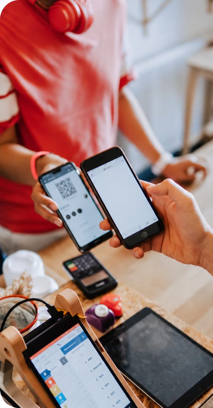 Paiement par QR code chez un commerçant partenaire