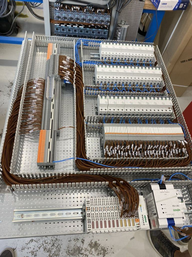 Armoire électrique en cours de câblage