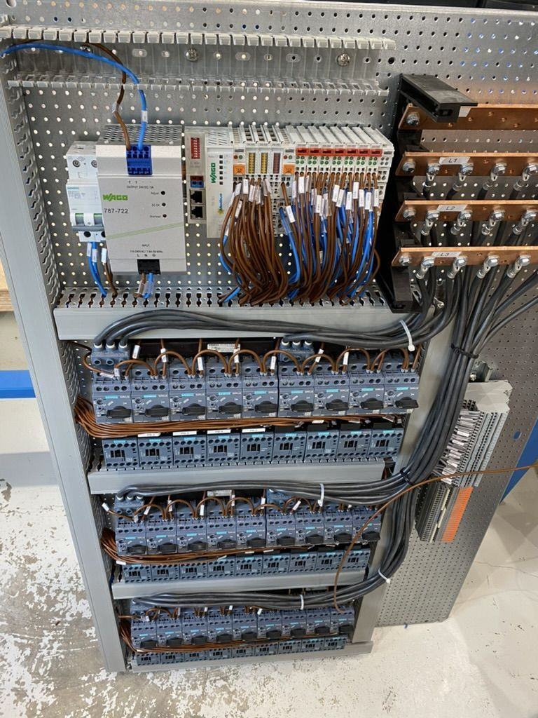 Armoire de contacteurs et automate