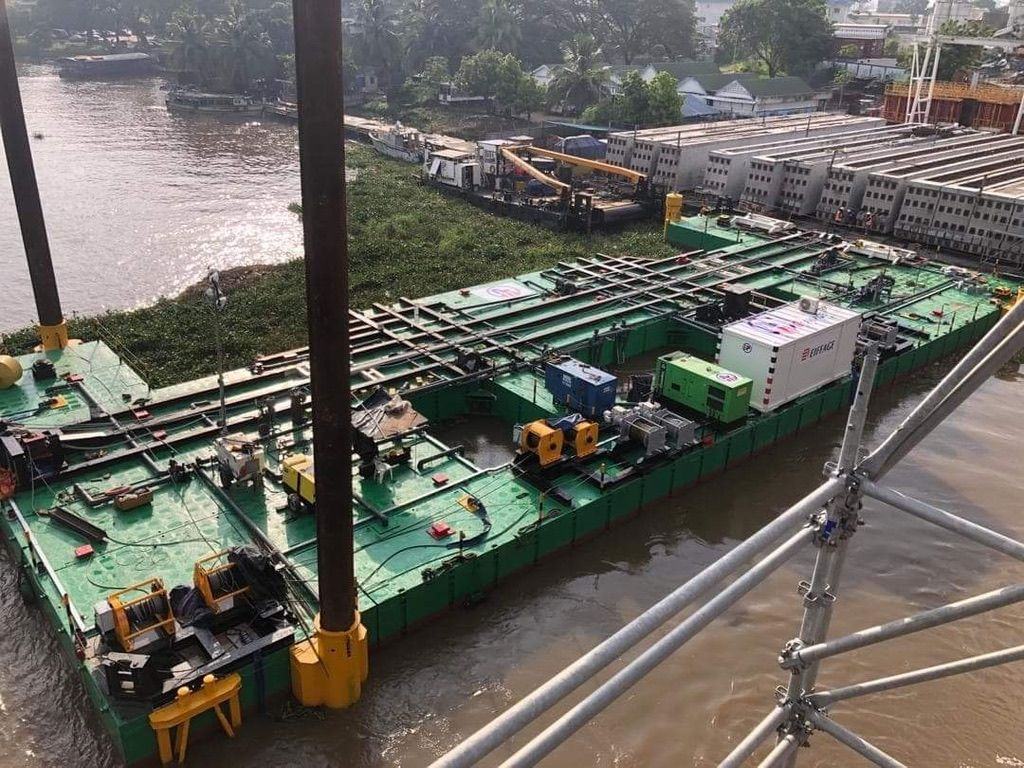 Barge équipée sur la lagune à Abidjan