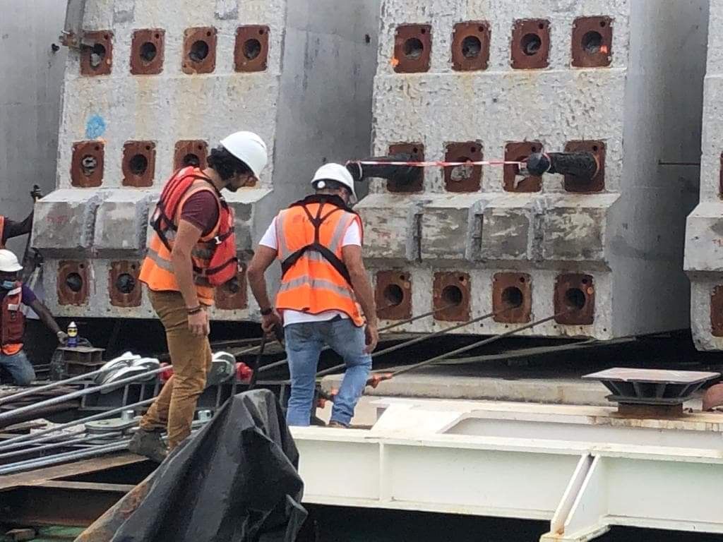 Équipe sur le chantier au pied des poutres