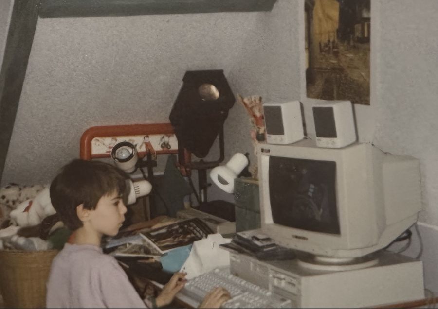 Fabien enfant devant un ordinateur des années 90